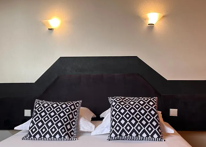 ホテル Fasthotel L'eldorado Sébazac-Concourès